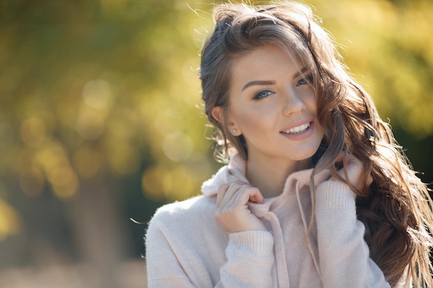 Jeune jolie femme en plein air