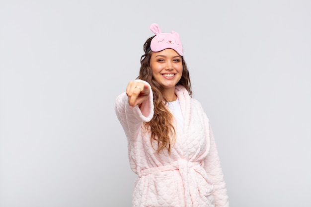 Jeune jolie femme pointant en pyjama