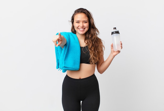 Jeune jolie femme pointant vers la caméra en vous choisissant. concept de remise en forme