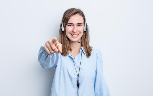 Jeune jolie femme pointant vers la caméra en vous choisissant. concept de télévendeur