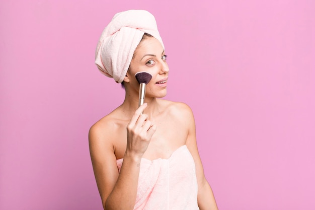 Jeune jolie femme portant un peignoir et un concept de maquillage