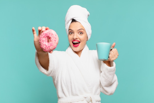 Jeune Jolie Femme Portant Un Peignoir Surpris Expression Et Prenant Un Petit Déjeuner