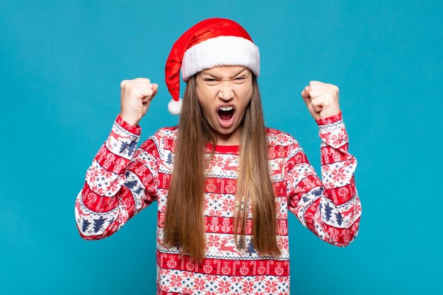 Jeune jolie femme portant des vêtements de Noël