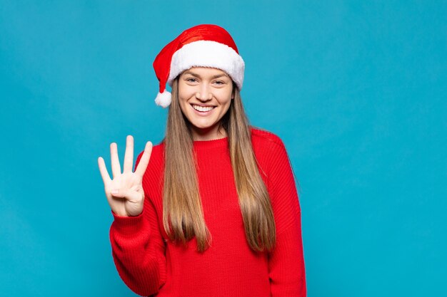 Jeune jolie femme portant des vêtements de Noël