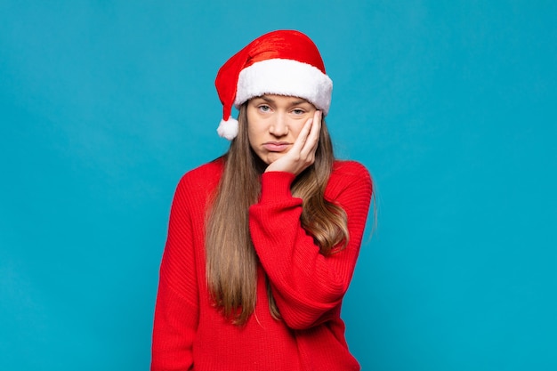 Jeune jolie femme portant des vêtements de Noël