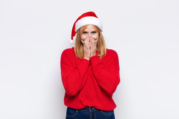 Jeune jolie femme portant des vêtements de Noël