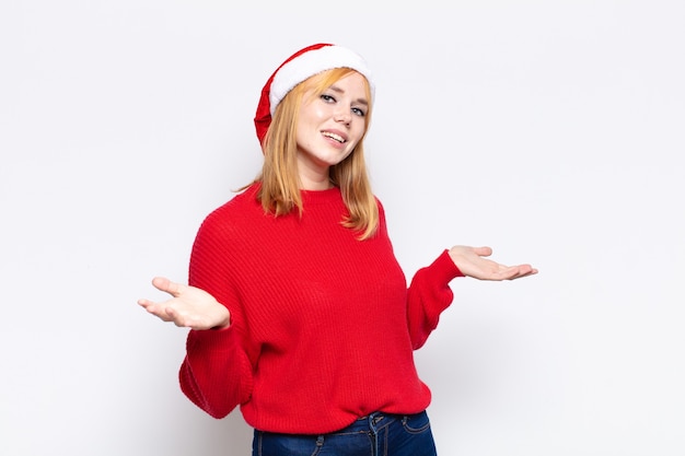 Jeune jolie femme portant des vêtements de Noël