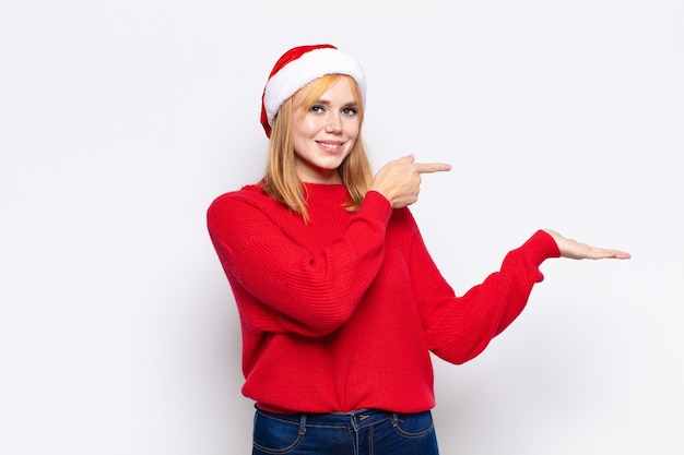 Jeune jolie femme portant des vêtements de Noël