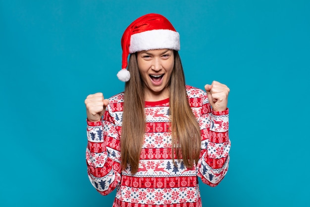 Jeune jolie femme portant des vêtements de Noël