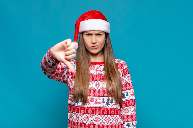 Jeune jolie femme portant des vêtements de Noël