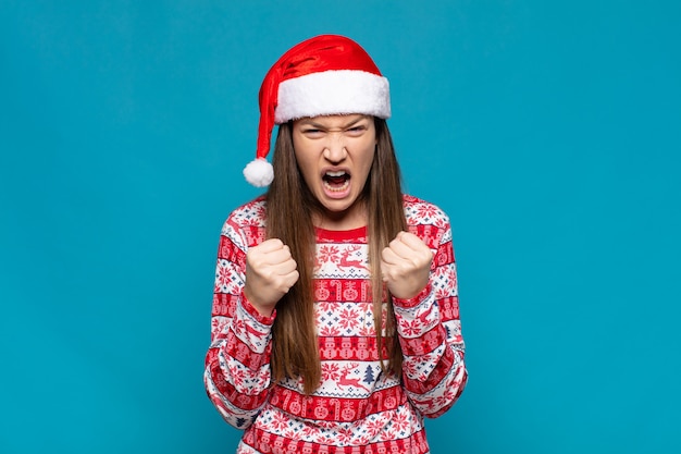 Jeune jolie femme portant des vêtements de Noël