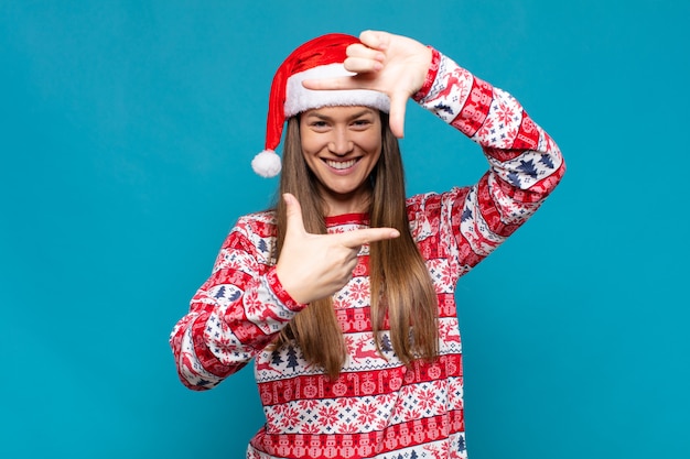 Jeune jolie femme portant des vêtements de Noël