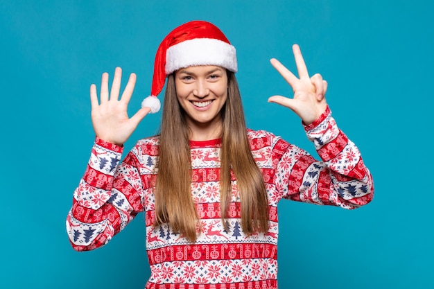 Jeune jolie femme portant des vêtements de Noël