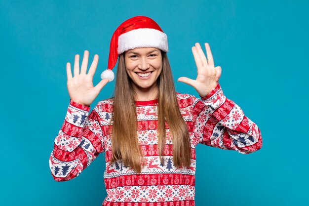 Jeune jolie femme portant des vêtements de Noël