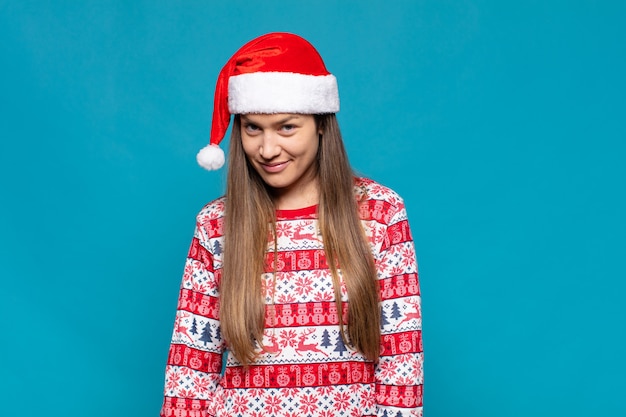 Jeune jolie femme portant des vêtements de Noël