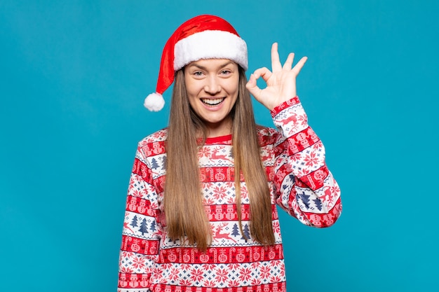 Jeune jolie femme portant des vêtements de Noël