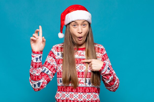 Jeune jolie femme portant des vêtements de Noël