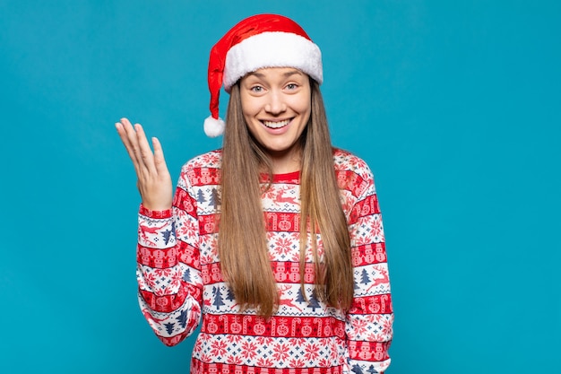 Jeune jolie femme portant des vêtements de Noël