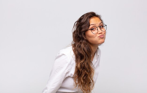 jeune jolie femme posant contre le mur coloré