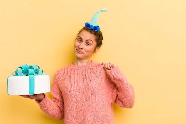 Jeune jolie femme à la recherche d'un concept d'anniversaire positif et fier arrogant