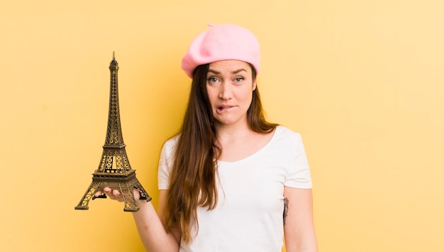 Jeune jolie femme à la recherche de concept de paris perplexe et confus