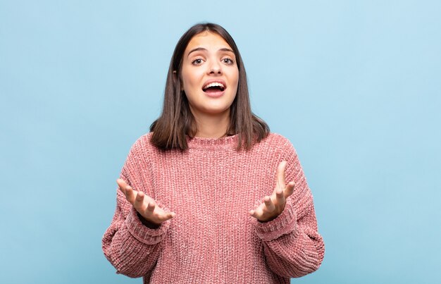 Jeune jolie femme à la recherche désespérée et frustrée, stressée, malheureuse et agacée, criant et criant