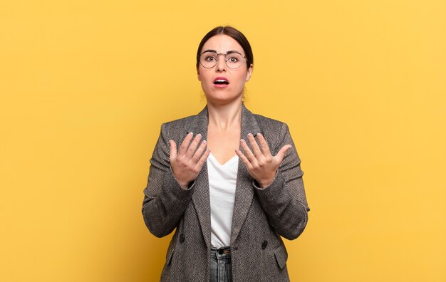 Jeune jolie femme à la recherche désespérée et frustrée, stressée, malheureuse et agacée, criant et hurlant