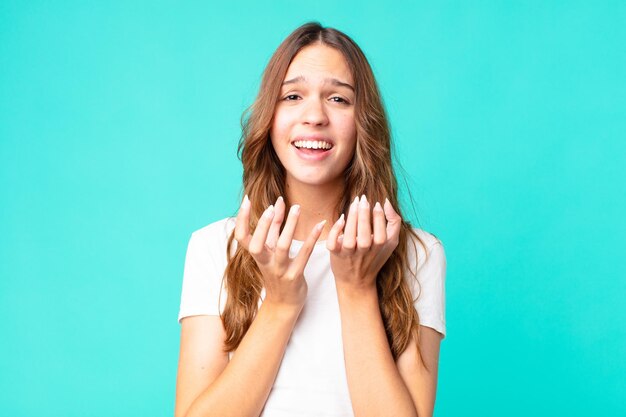 Jeune jolie femme à la recherche désespérée, frustrée et stressée