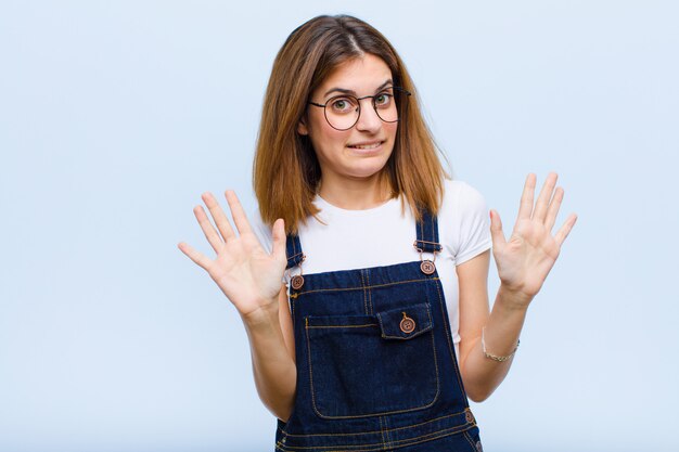 Jeune jolie femme à la recherche nerveuse, anxieuse et inquiète, disant que ce n'est pas ma faute