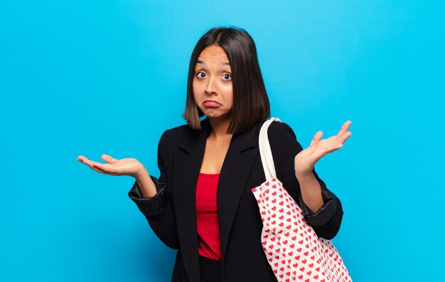 Jeune jolie femme avec un sac de coeurs