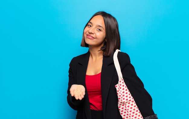 Jeune jolie femme avec un sac de coeurs