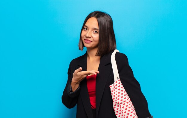 Jeune jolie femme avec un sac de coeurs