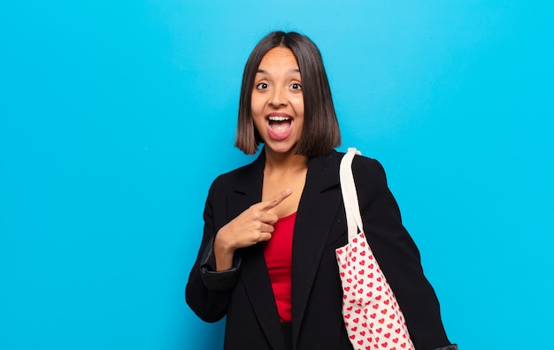 Jeune jolie femme avec un sac de coeurs