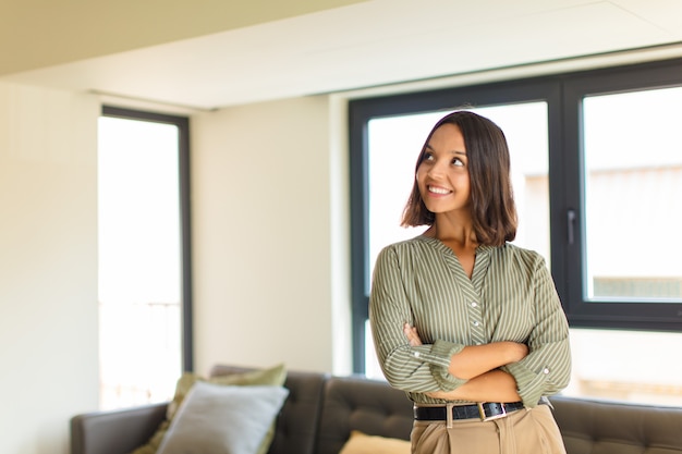 jeune jolie femme se détendre à la maison sur un canapé