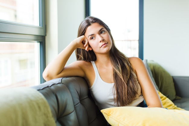 Jeune jolie femme se détendre à la maison