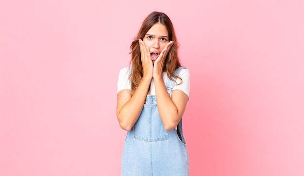 Jeune jolie femme se sentant choquée et effrayée