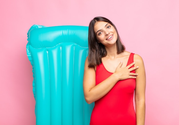 Jeune jolie femme se sentant choquée et surprise isolée