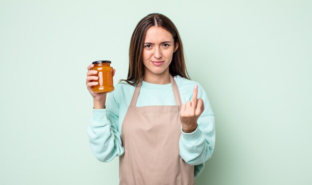 Jeune jolie femme se sentant en colère, agacée, rebelle et agressive. concept de gelée de pêche