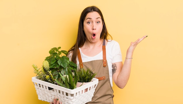 Jeune jolie femme se sentant dégoûtée et irritée et concept de plantes langue dehors