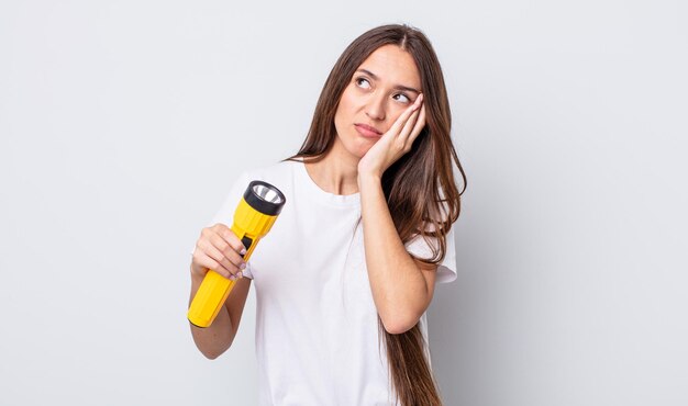 Jeune jolie femme se sentant ennuyée, frustrée et endormie après une période fastidieuse. concept de lanterne