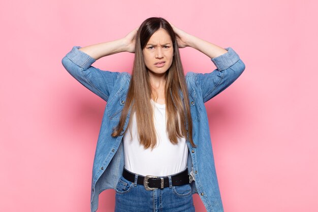 Jeune jolie femme se sentant frustrée et ennuyée, malade et fatiguée de l'échec, marre des tâches ennuyeuses et ennuyeuses