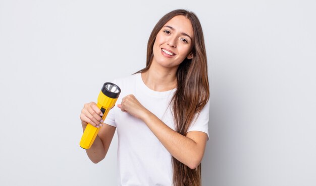 Jeune jolie femme se sentant heureuse et faisant face à un défi ou célébrant. concept de lanterne