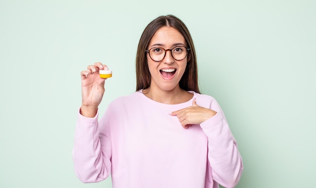 Jeune jolie femme se sentant heureuse et se montrant elle-même avec une excitation. concept de lentilles de contact