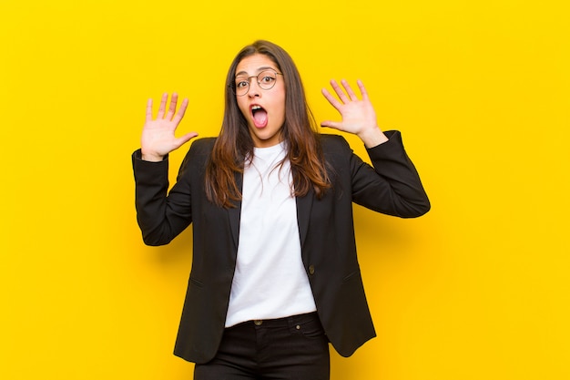 Jeune jolie femme se sentant stupéfaite et effrayée