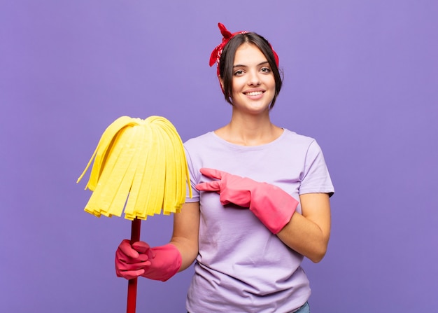 Photo jeune jolie femme se sentir heureuse, positive isolée