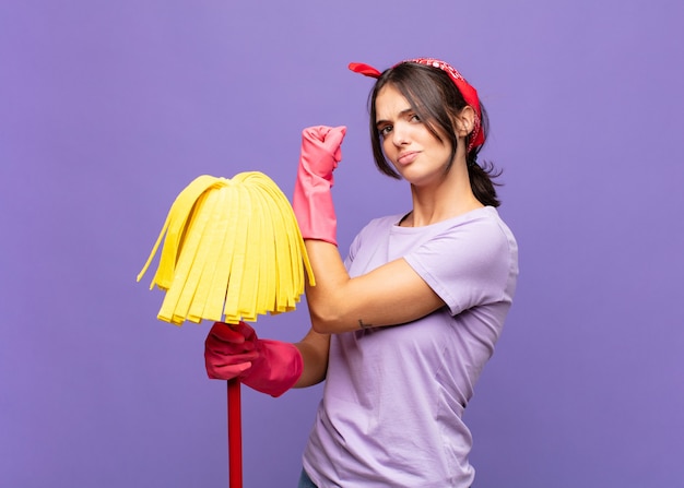 Jeune jolie femme se sentir heureuse, satisfaite et puissante, ajustement de flexion et biceps musclé, à la recherche de force après la salle de gym