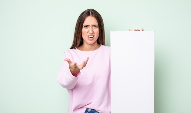 Jeune jolie femme semblant en colère, agacée et frustrée. concept de toile vide