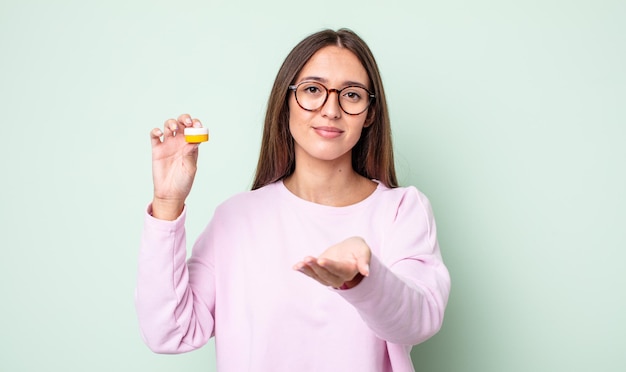 Jeune jolie femme souriante joyeusement avec amicale et offrant et montrant un concept. concept de lentilles de contact