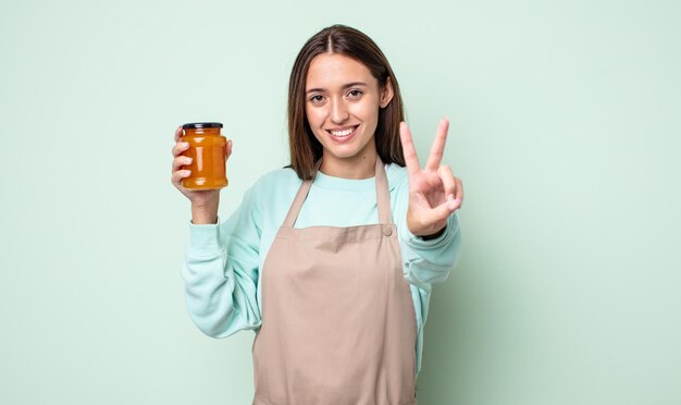 Jeune jolie femme souriante et semblant heureuse, gesticulant la victoire ou la paix. concept de gelée de pêche