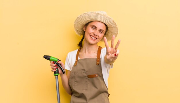 Jeune jolie femme souriante et sympathique montrant le concept de garde numéro trois